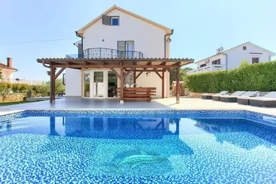 Image de Maison de vacances Njivice pour 1 - 9 personnes avec 4 chambres à coucher - Maison de vacances