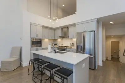 Image de Nouveau! Superbe West End Location Minutes à Tout! 12 personnes confortablement