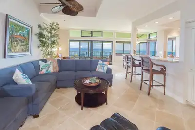 Image de Évadez-vous avec votre ohana dans cette luxueuse maison de ville rénovée offrant une vue imprenable sur l'océan!
