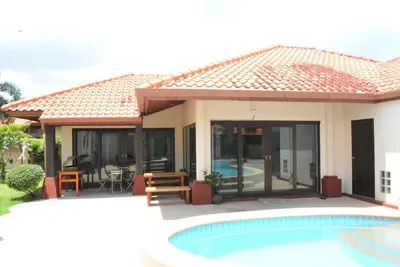 Image de 3 chambres South Pattaya Beachfront, 300 m Beach Front, Gated Village