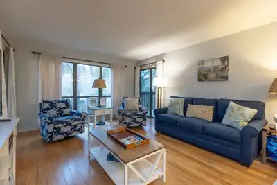 Image de Villa avec amarrage pour animaux de compagnie de 2 chambres, vélos gratuits, chaises de plage gratuites, plage