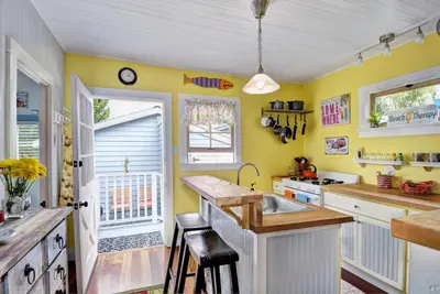 Image de Burnham Beach Cottage # 3- bloc de la plage!