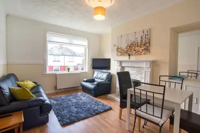 Image de Appartement spacieux et abordable de deux chambres à proximité des principales liaisons de transport.
