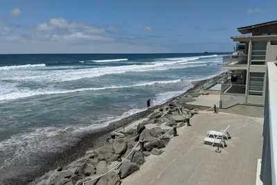 Image de Oceanfront Condo avec plage privée, meublé avec des caractéristiques haut de gamme