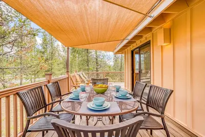 Image de Bain à remous, terrasse enveloppante, suite principale principale au rez-de-chaussée et laissez-passer Sharc!