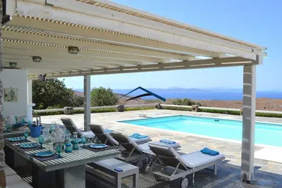 Image de \"Sigma Sunset Estate\" avec piscine et vue imprenable sur la mer et le coucher du soleil.