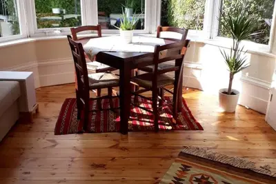 Appartement de jardin spacieux et lumineux dans une propriété d'époque à Bowes Park