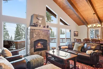 Image de Cabine Familiale Homewood | Sommeil 9 | 3 min du complexe