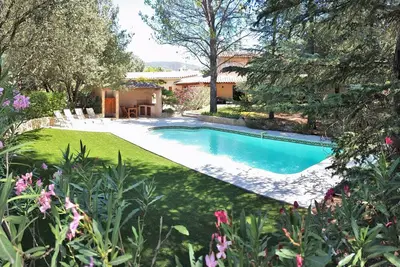 Image de Grande villa provençale avec piscine, dans le Parc du Luberon, Provence