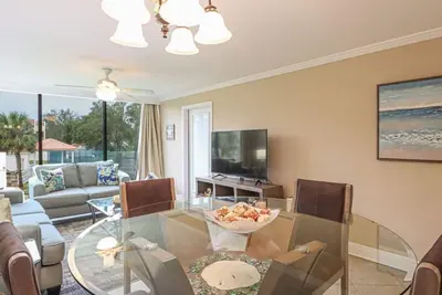 Image de Joli condo récemment décoré, parfait pour les visiteurs de Tdy et de la plage!