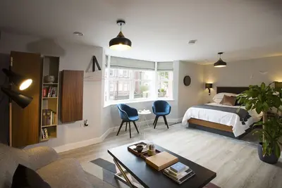 Le Studio est un appartement chic de style Scandi situé à quelques pas du centre-ville et doté d’un parking.
