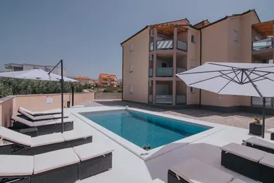 Image de Appartement de luxe et moderne avec piscine