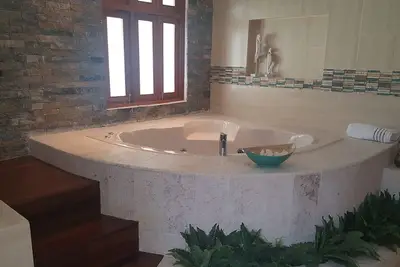 Image de Villa de luxe 5bd Guest-Friendly près de la plage, avec piscine et billard