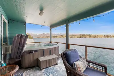 Image de Accueil au bord du lac w / bain à remous, quai, kayaks, véranda couverte et une vue énorme!