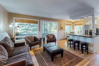 Image de Waterfront condo - à quelques minutes du centre-ville de Sandpoint avec un bordereau de bateau gratuit!