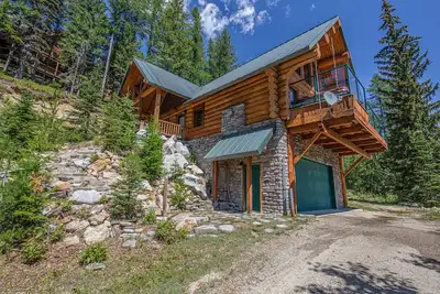 Image de Maison en bois rond rénovée sur la montagne Schweitzer avec bain à remous privé - 1/2 mile des ascenseurs