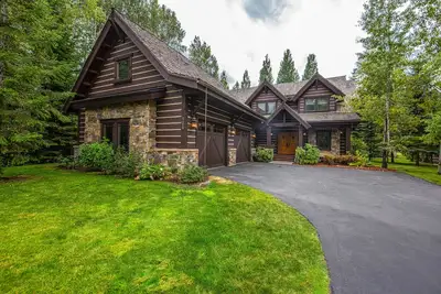 Image de Scenic Idaho Club Lodge avec deux cheminées, une cuisine complète et un coin repas extérieur