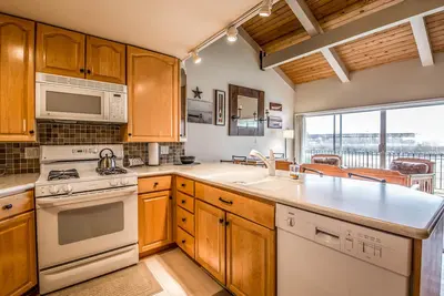 Image de Condo front de mer avec un débarcadère, piscine partagée et terrains de sport