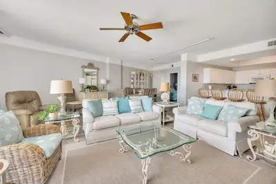 Image de Oceanfront Complex, St Simons Grand. Piscine, bain à remous, accès à la plage privée