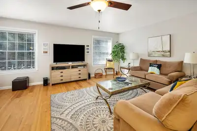 Image de Moins d'un mille à la plage! Piscine communautaire.