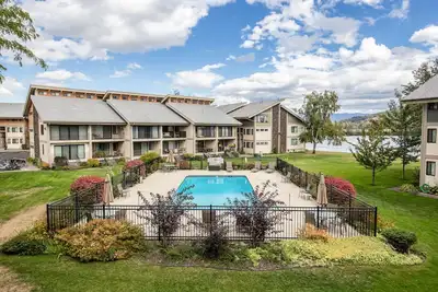 Image de Waterfront condo w / bordereau de bateau gratuit, piscine partagée et terrains de sport!