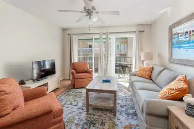 Image de Complexe en bord de mer avec piscine, tennis et centre de remise en forme. Grand accès à la plage