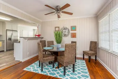 Image de Situé à moins de 800 mètres de la plage et du village, où les magasins et les restaurants abondent!