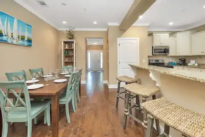 Image de Cette maison de ville nouvellement construite est le choix idéal pour une rue Location de Simons Island.