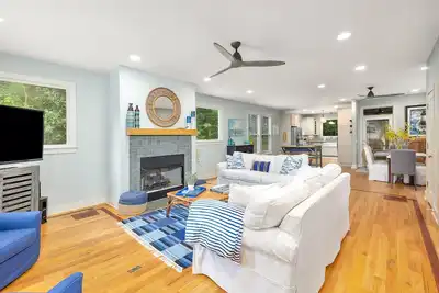 Image de Cette maison est la définition du style balnéaire classique avec des caractéristiques côtières tout au long