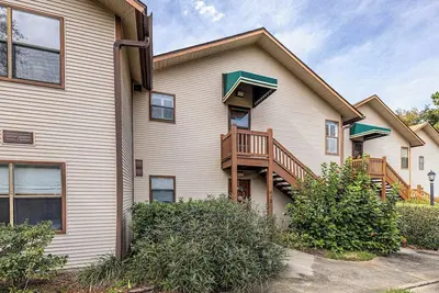 Image de Près du village, commode aux magasins, aux restaurants et à la plage