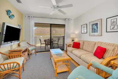 Image de Oceanfront Condominium avec balcon, piscine et promenade à la plage. Vue partielle sur l'océan