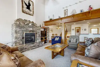 Image de Ski-in / ski-out Schweitzer Mountain home w / bain à remous privé - marche des remontées!