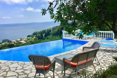 Image de Belle villa bien situ��e, piscine à débordement privée, vue spectaculaire sur la mer à proximité du complexe Benitses!