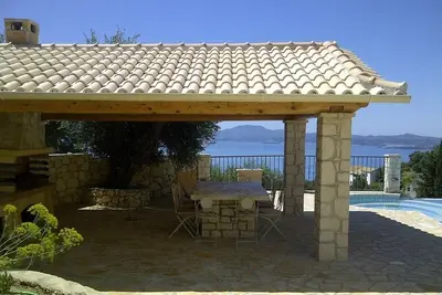 Image de Villa Lykaios - Élégante presse magnifiquement restaurée avec piscine privée, jacuzzi et vue imprenable sur la mer à 5 minutes de Nissaki! - Wifi gratuit