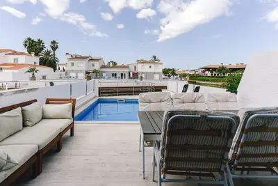 Image de Maison spacieuse et calme avec vue sur le canal et la piscine