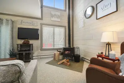 Image de Spacieux Hidden Valley Getaway Sauna & Jacuzzi!
