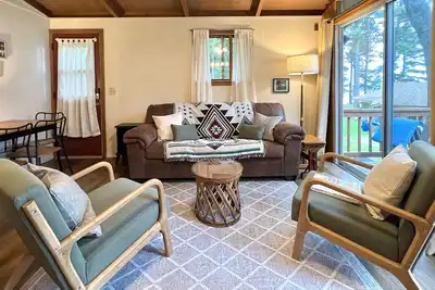 Image de Casita - Pêcheur et Cabin familles sur la rive Nord du lac Trout.