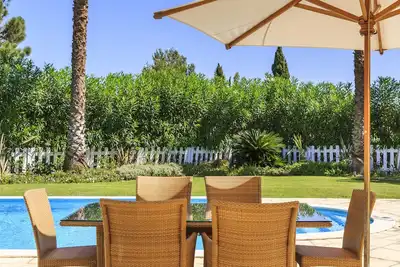 Image de Piscine intérieure chauffée! ! ! Gym et bien plus encore! ! !