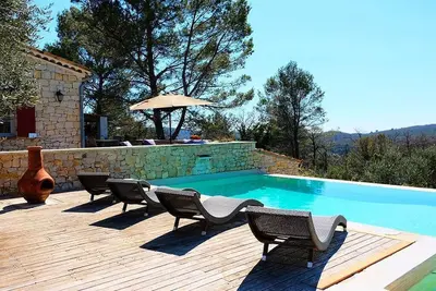 Image de villa provençale en pleine nature