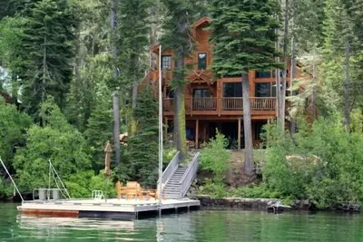 Image de 3 chambres + mezzanine, 3. 5 salles de bain, pour 8 personnes. Bord du lac avec quai privé: Dlr # 078