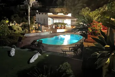 Image de Une villa exclusive suspendue entre ciel et mer.