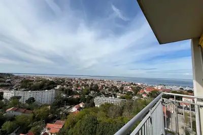 Image de Appartement spacieux avec vue imprenable, parking privé