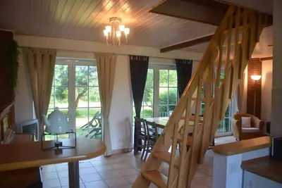 Image de Lumineux, maison ensoleillée dans un endroit calme