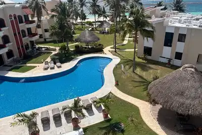 Image de Condo en bord de mer avec grande piscine, à quelques pas de la plage et à pied de la place de la ville
