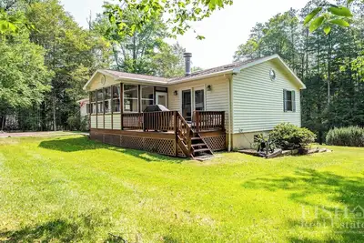 Image de \"Mulrooney's\" est une maison de style ranch offrant tout ce qui se trouve au niveau principal du lac Mokoma