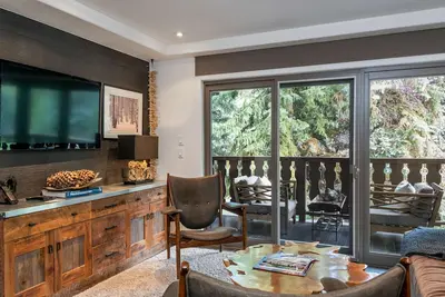 Image de Ski in and Out luxe Bridge Street Lodge 2 chambres / 2 salles de bain face à la montagne