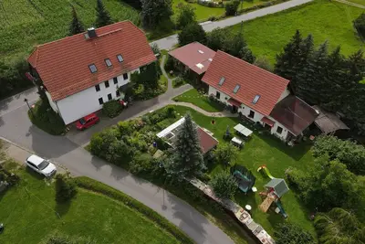 Image de Belle chambre à 4 lits P ****, adaptée aux fauteuils roulants, au milieu du jardin