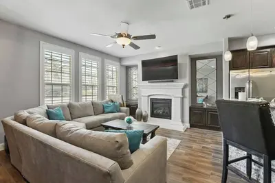 Image de Luxueuse maison de ville à quelques pas de Legacy West