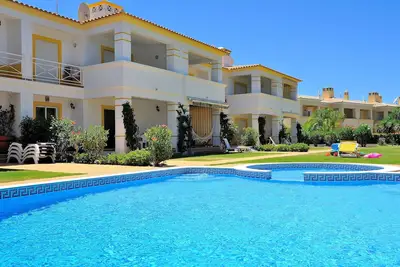 Image de Endroit paisible, directement face à la piscine, aux jardins et au golf Millenium