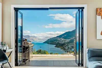 Image de Idyllic Mountain and Lake Outlook | Minutes du centre-ville | Luxe moderne